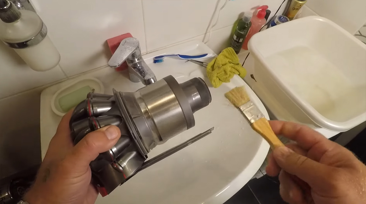 Как правильно почистить пылесос Dyson V8 Absolute